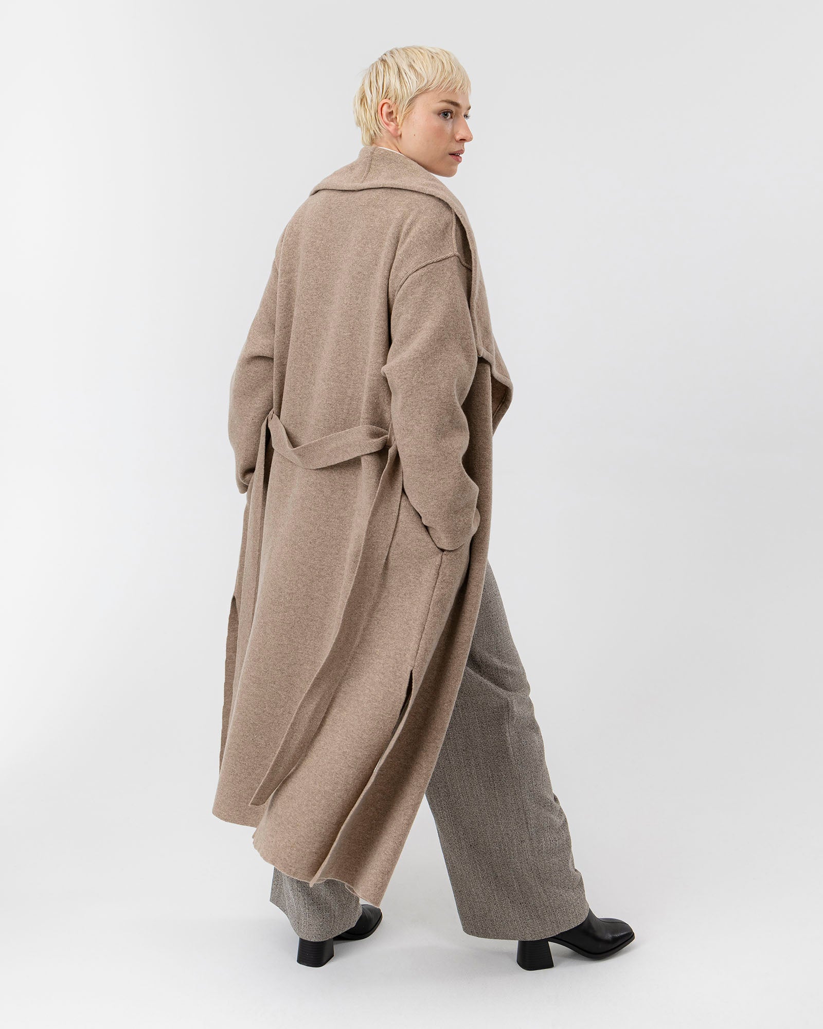 Holebrook_Astrid-Wide-Coat_A42102_740_2.jpg