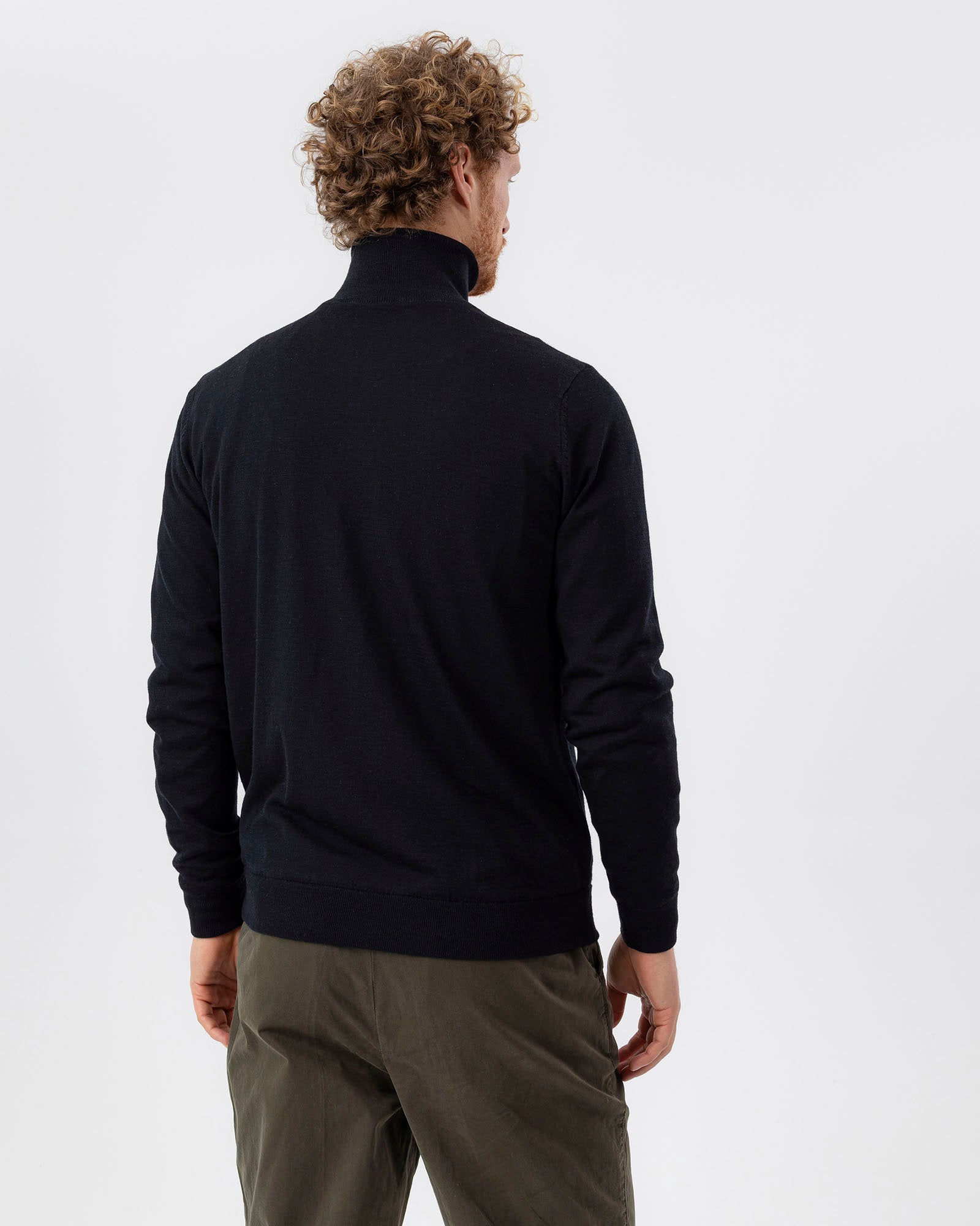 Holebrook_Jesper-T-neck-WP_H41411_999_2.jpg