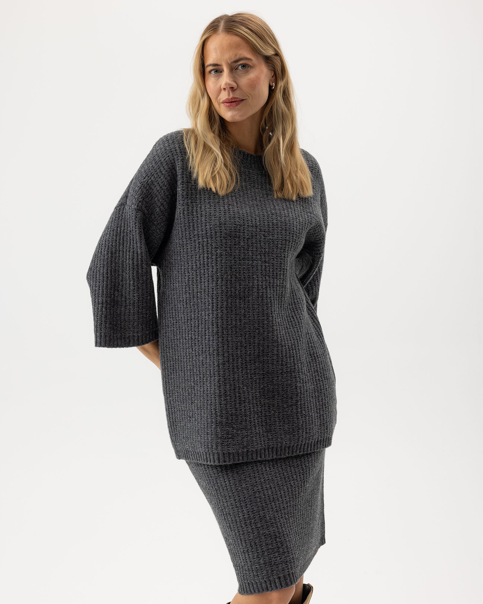 Holebrook_Livia-Sweater_A52401_970_1.jpg