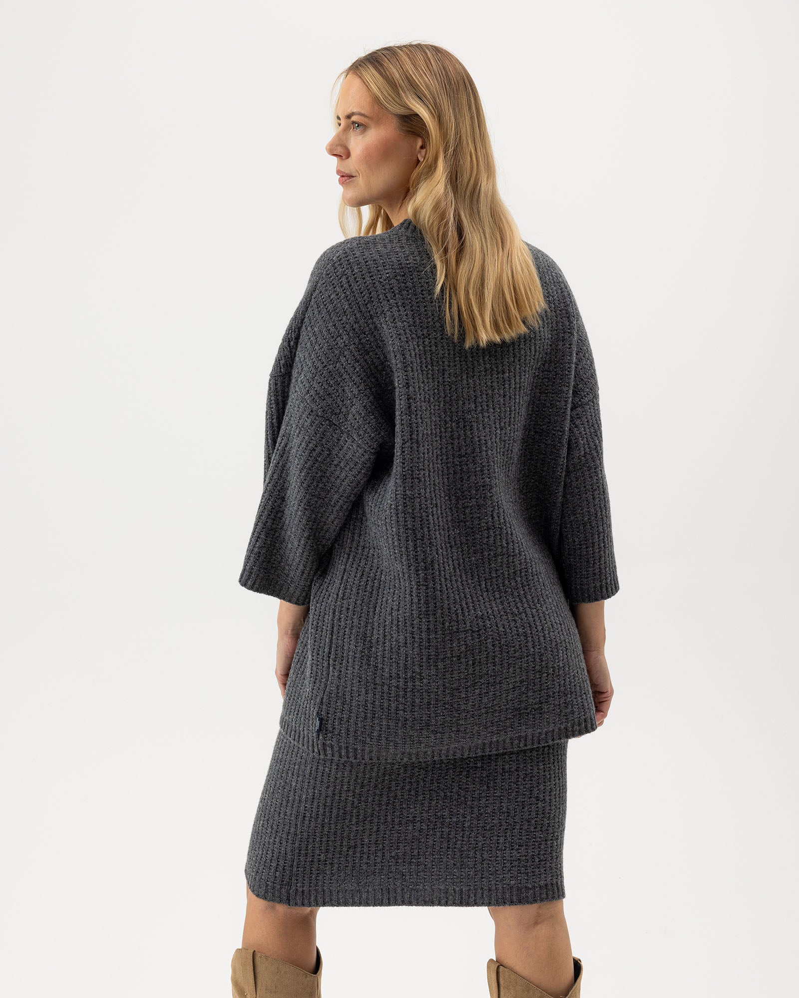 Holebrook_Livia-Sweater_A52401_970_2.jpg