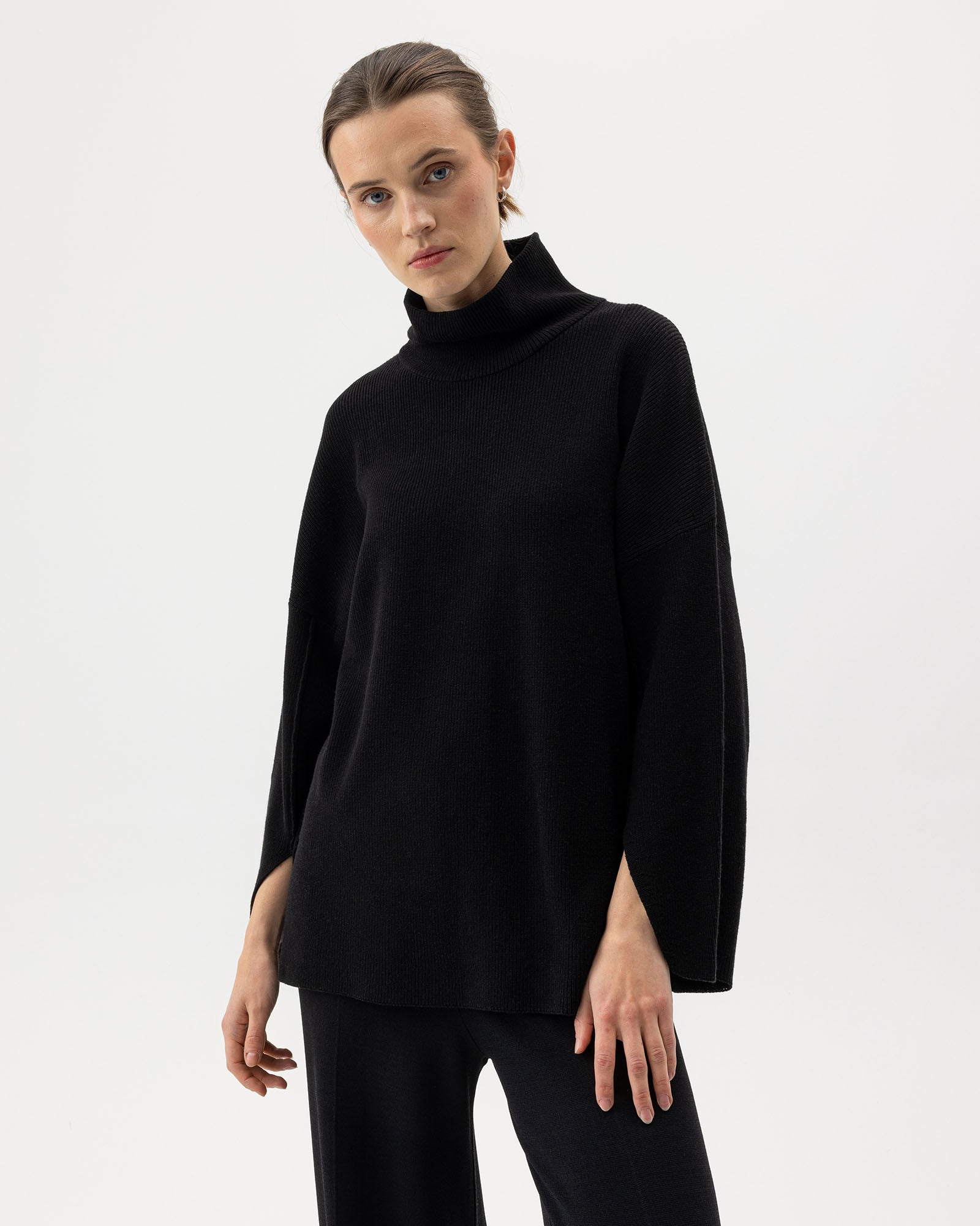 Holebrook_Nova-Sweater_A52403_999_1.jpg