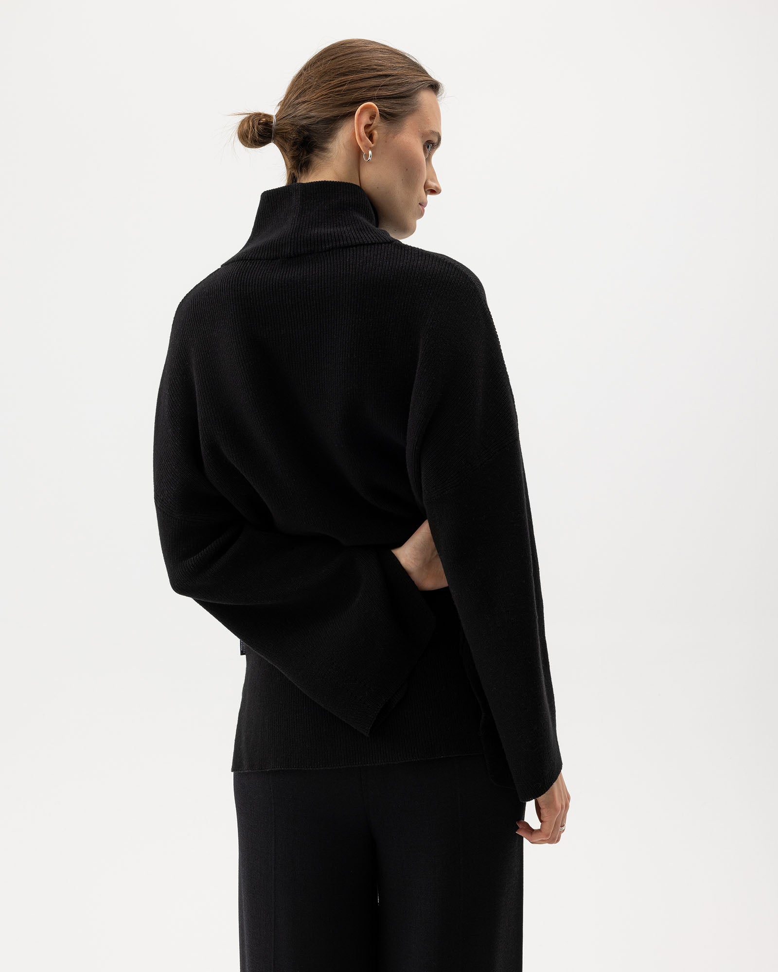 Holebrook_Nova-Sweater_A52403_999_2.jpg