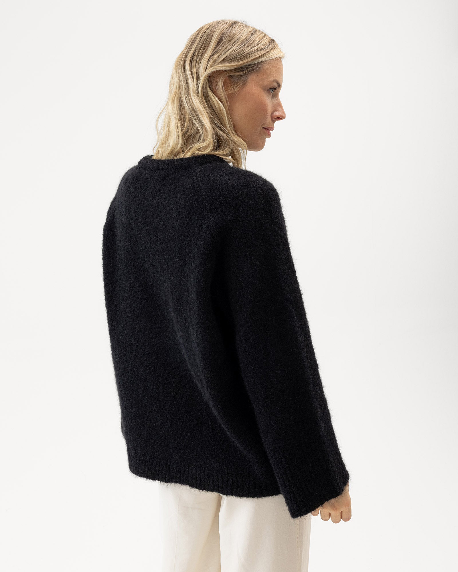 Holebrook_Tindra-Sweater_A62418_999_2.jpg