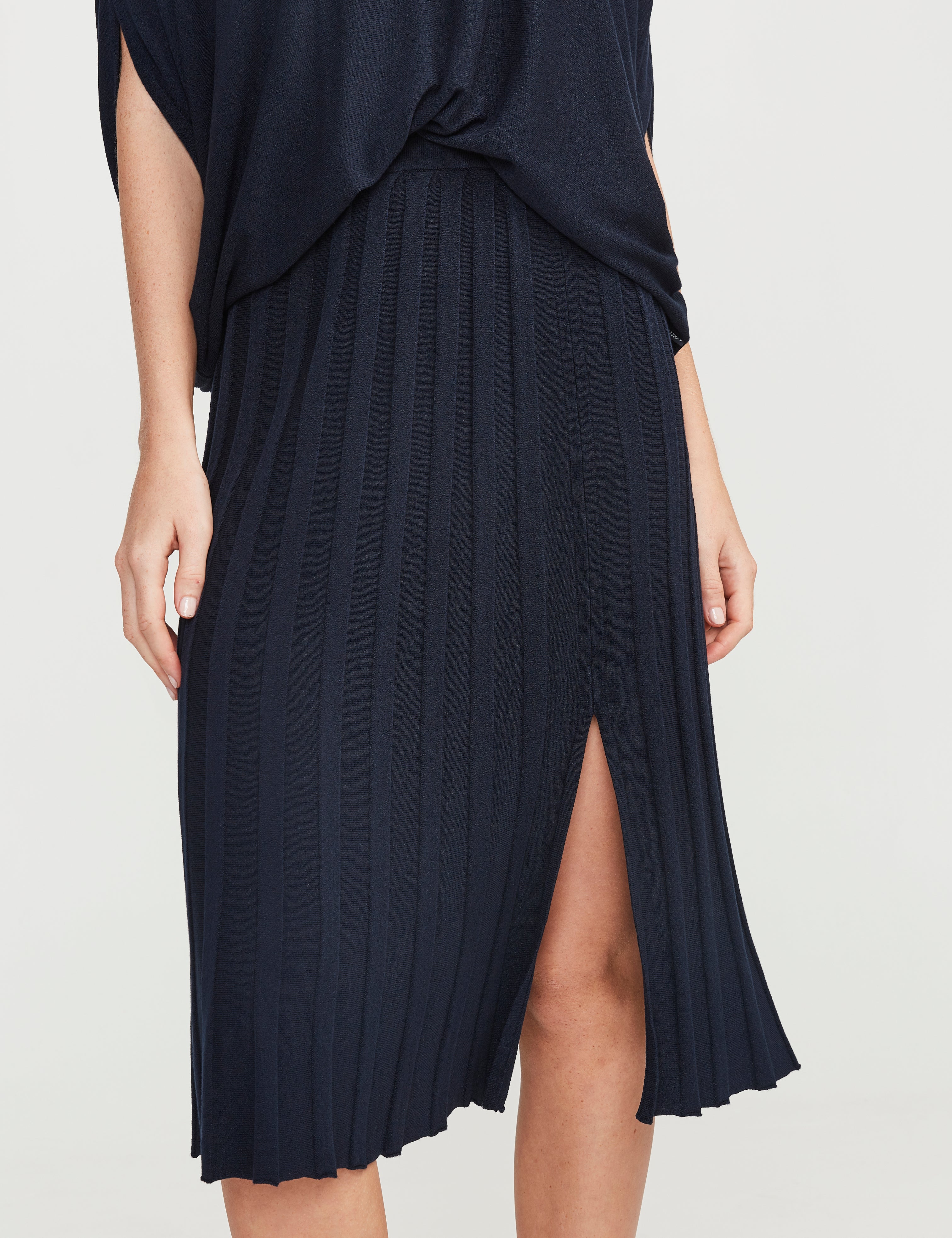 vibekeskirtnavy.jpg